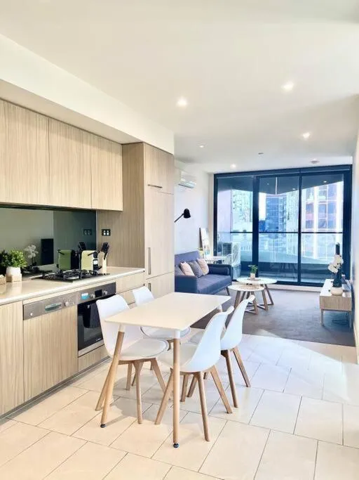 Stunning 2-Bed Apartment with Panoramic CBD Views — 4