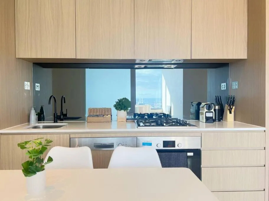 Stunning 2-Bed Apartment with Panoramic CBD Views — 5