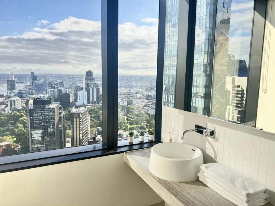 Stunning 2-Bed Apartment with Panoramic CBD Views — 2