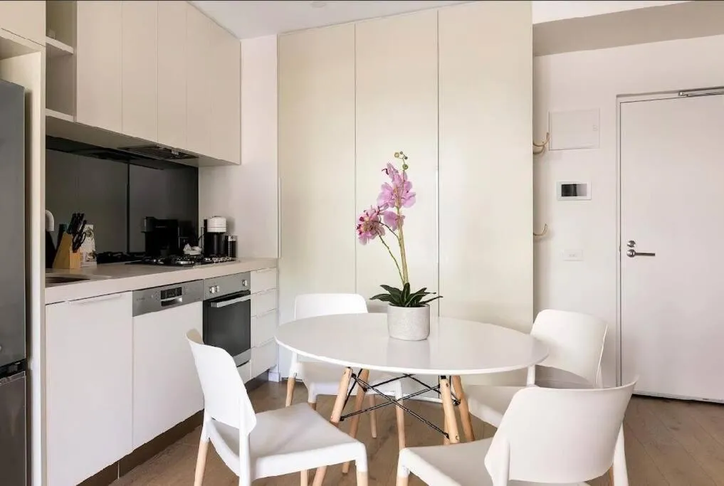 Stunning 2 bed Carlton terrace apartment & carpark