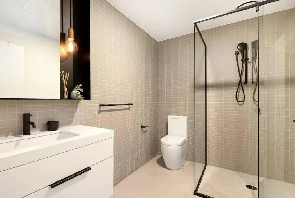 Stunning 2 bed Carlton terrace apartment & carpark — 3