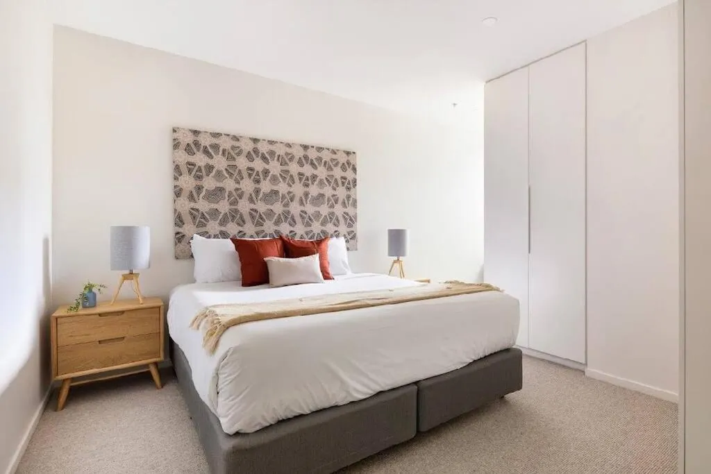 Stunning 2 bed Carlton terrace apartment & carpark — 2
