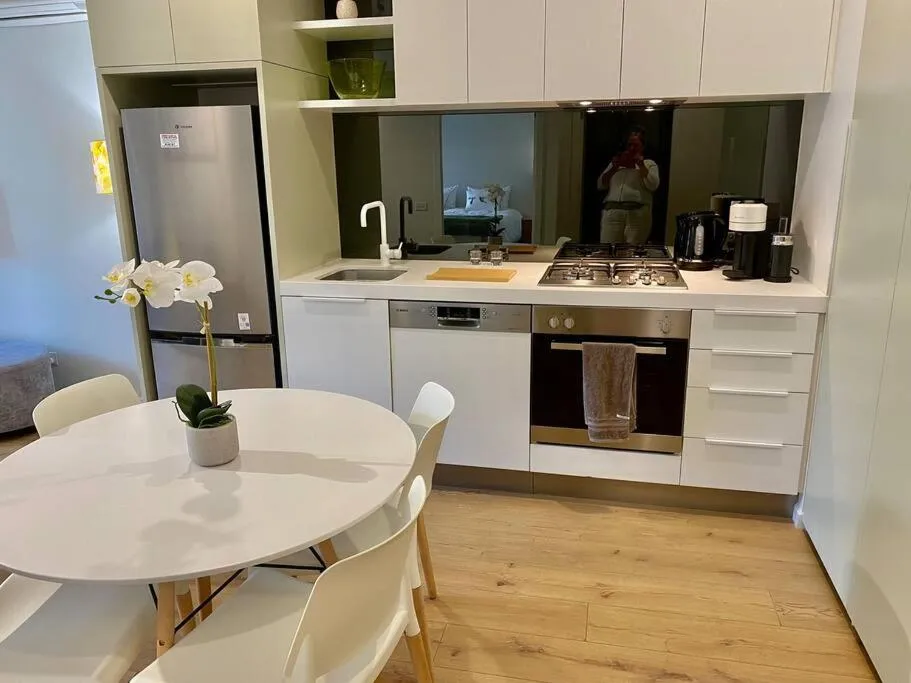 Stunning 2 bed Carlton terrace apartment & carpark — 4