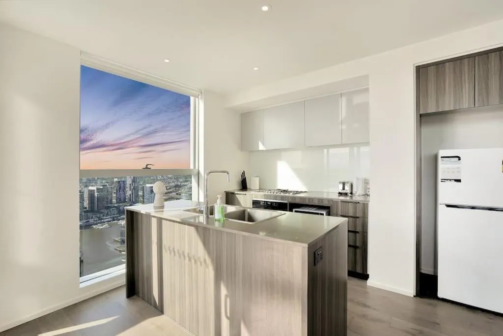 Stunning 3B2B1C high-rise with a water frontage 1 — 4