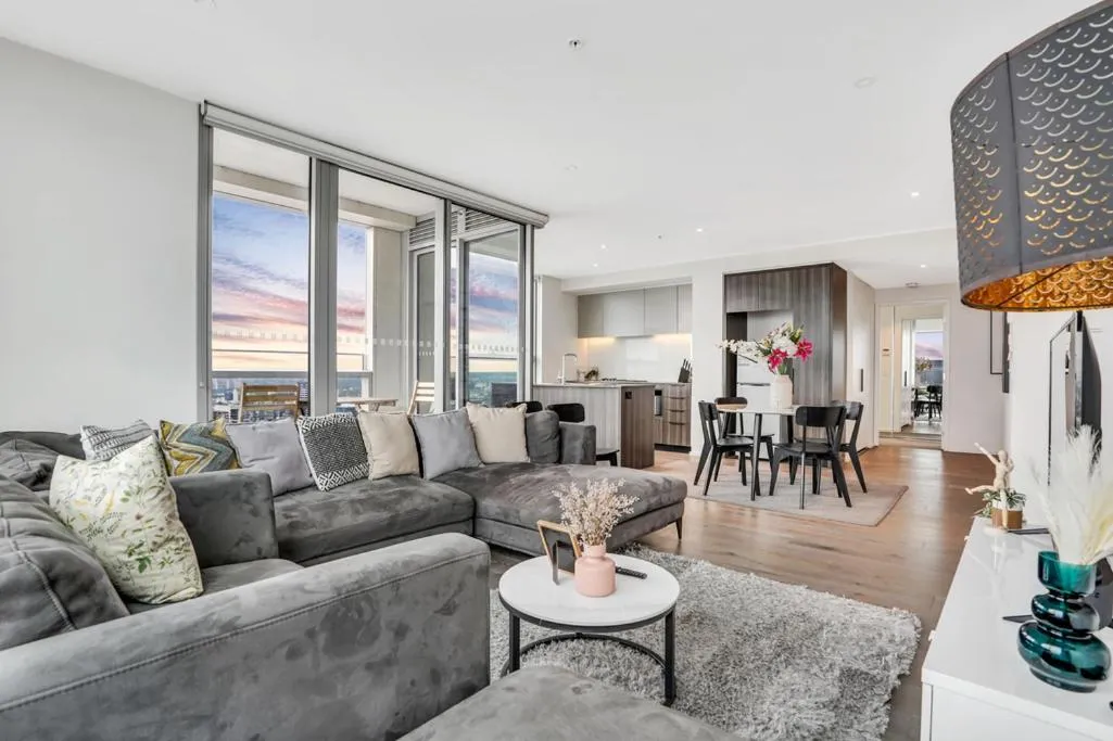 Stunning 3B2B1C high-rise with a water frontage 1