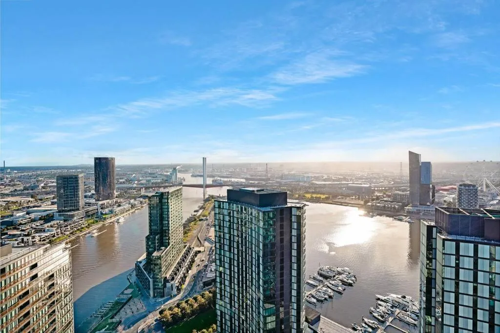 Stunning 3B2B2C high-rise with a water frontage 2