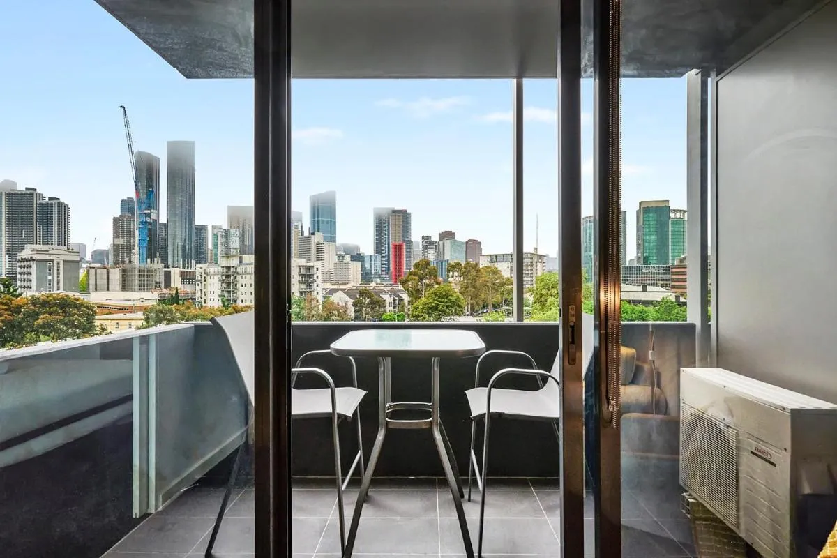 Stunning CBD Views + Free Parking — 5