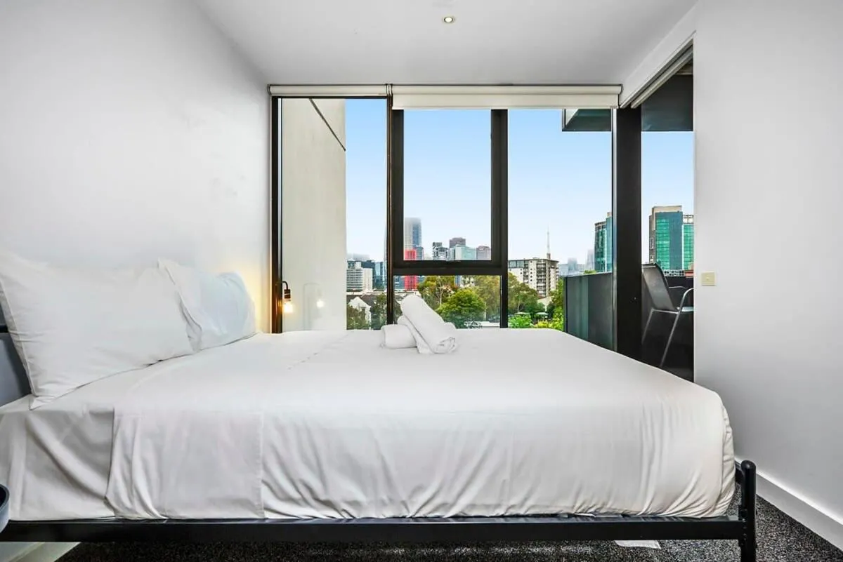 Stunning CBD Views + Free Parking — 2