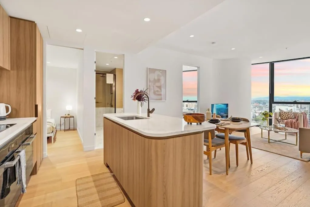 Stylish 2B2B Carlton Garden at Doorstep CBD 3 beds — 4