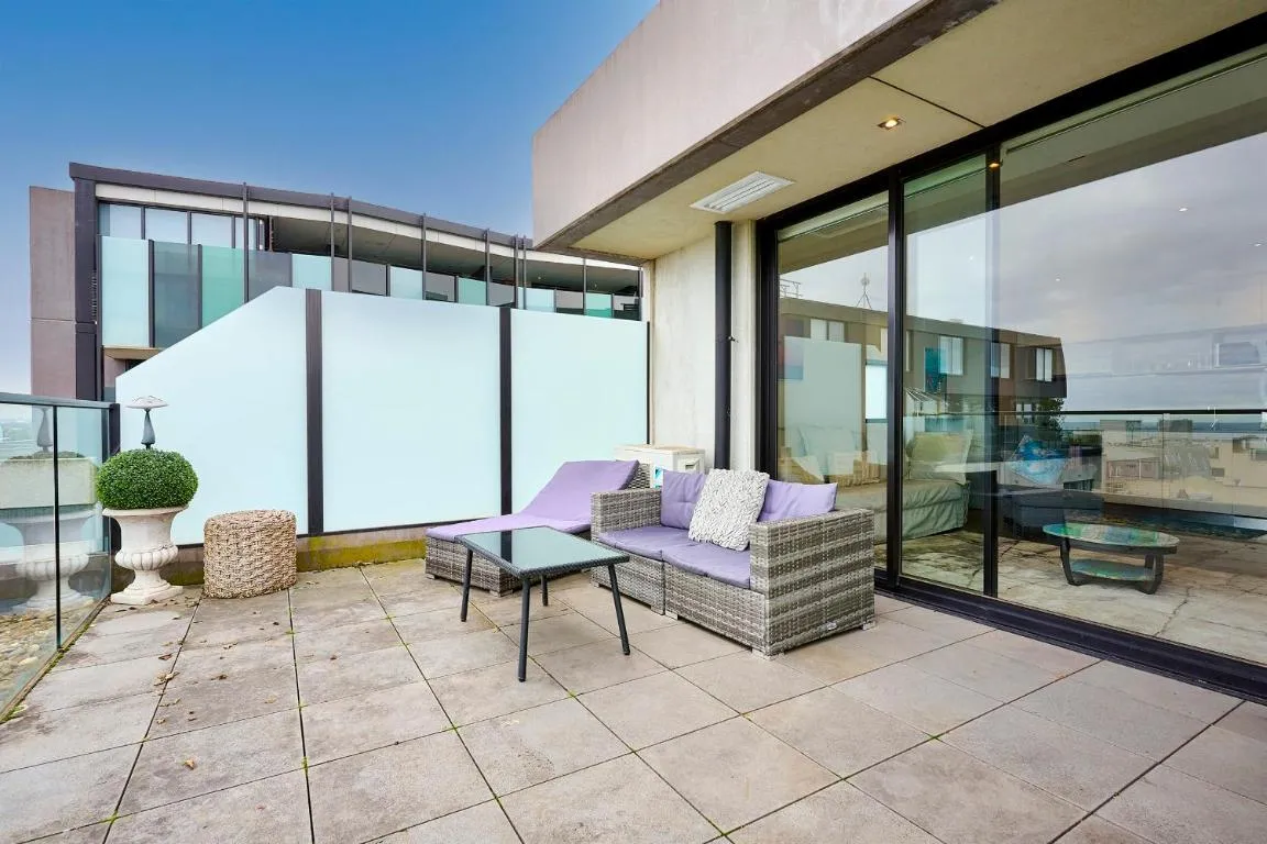 Stylish 2-Bed Apartment with Sea Views and Parking