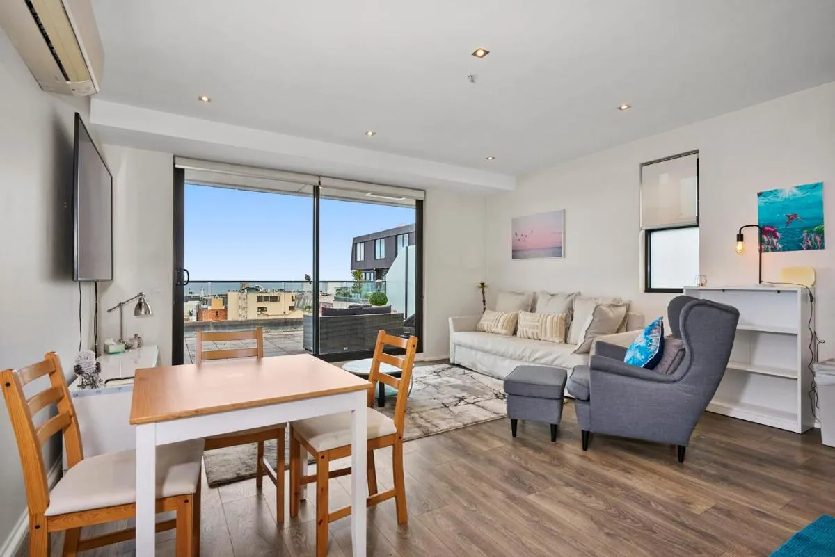 Stylish 2-Bed Apartment with Sea Views and Parking — 5
