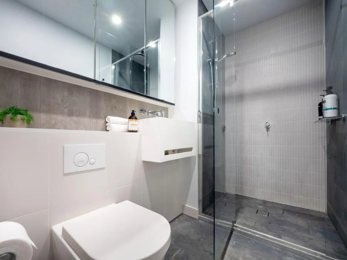 Stylish 2br1ba Apartment Mel Pool Gym Wifi — 3