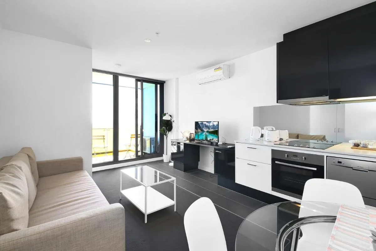 Stylish CBD Apartment with Stunning Harbour Views — 5