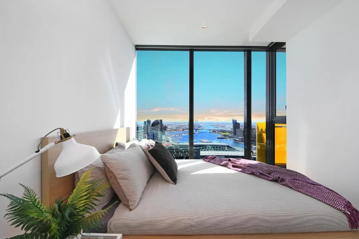 Stylish CBD Apartment with Stunning Harbour Views — 2