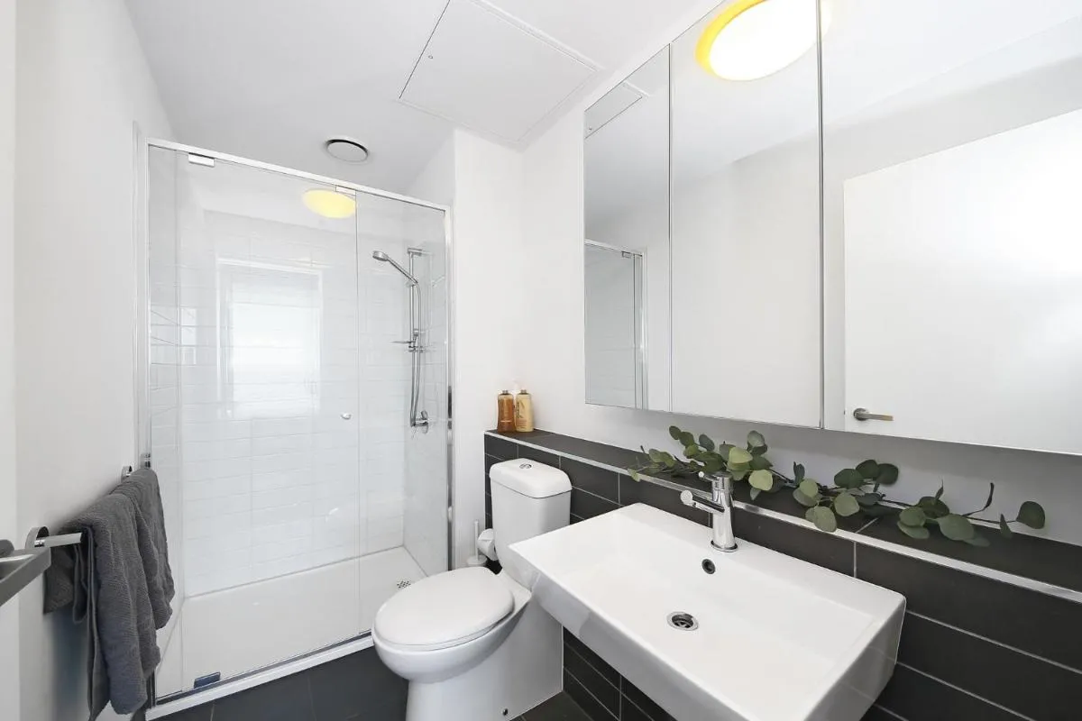 Stylish CBD Apartment with Stunning Harbour Views — 3