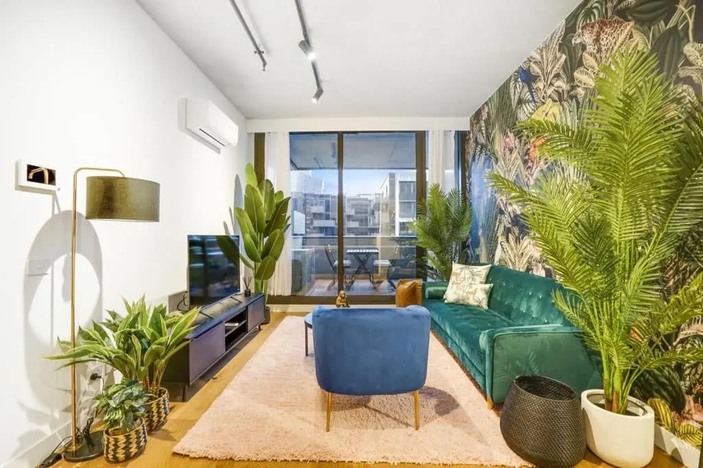 Stylish&Sleek Docklands Apt w pool gym CBD tram