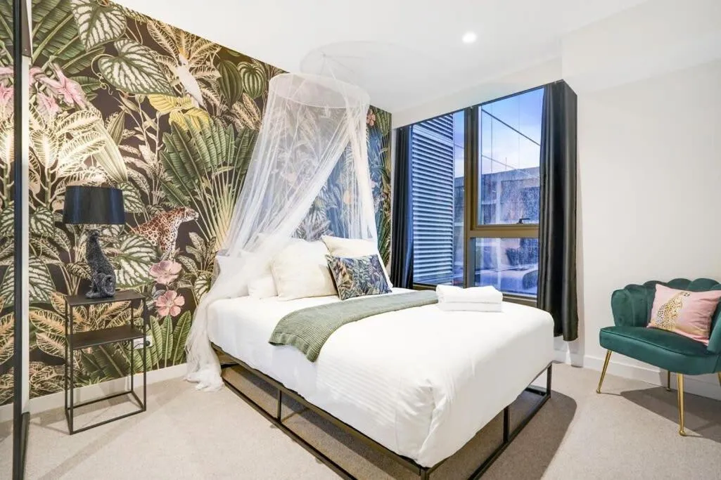 Stylish&Sleek Docklands Apt w pool gym CBD tram — 2
