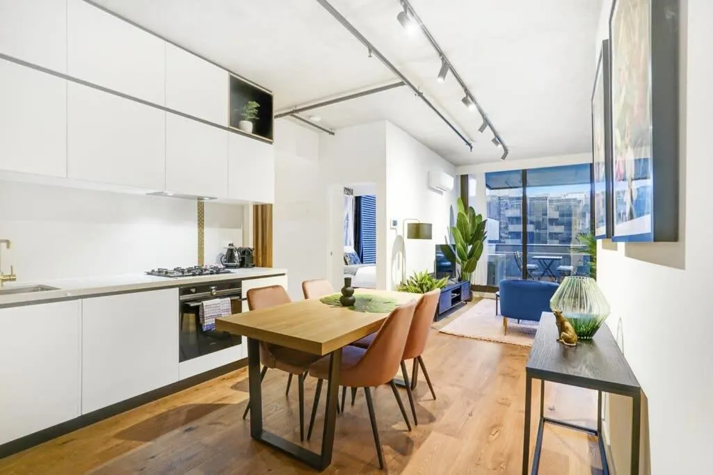 Stylish&Sleek Docklands Apt w pool gym CBD tram — 5