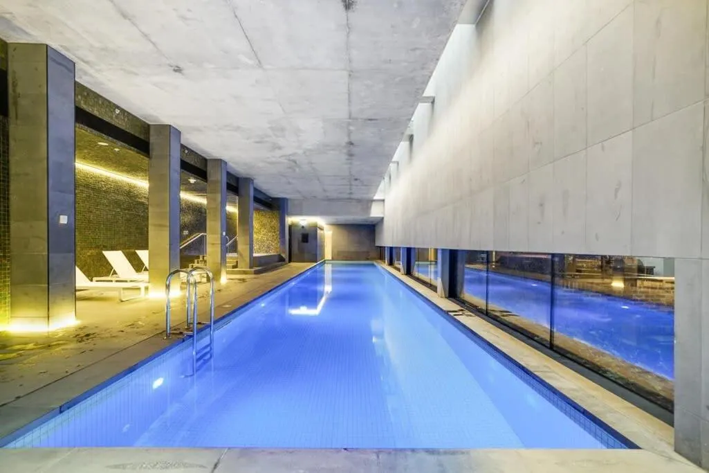 Stylish&Sleek Docklands Apt w pool gym CBD tram — 4