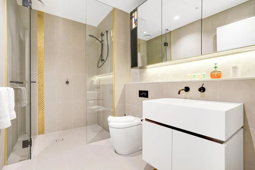 Stylish&Sleek Docklands Apt w pool gym CBD tram — 3