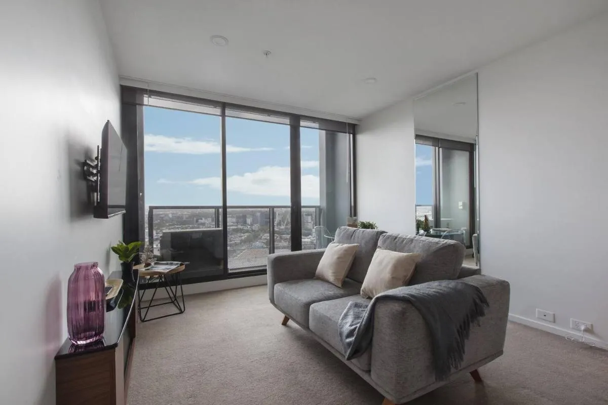 Stylish Studio on 28th Floor with Panoramic Views — 5