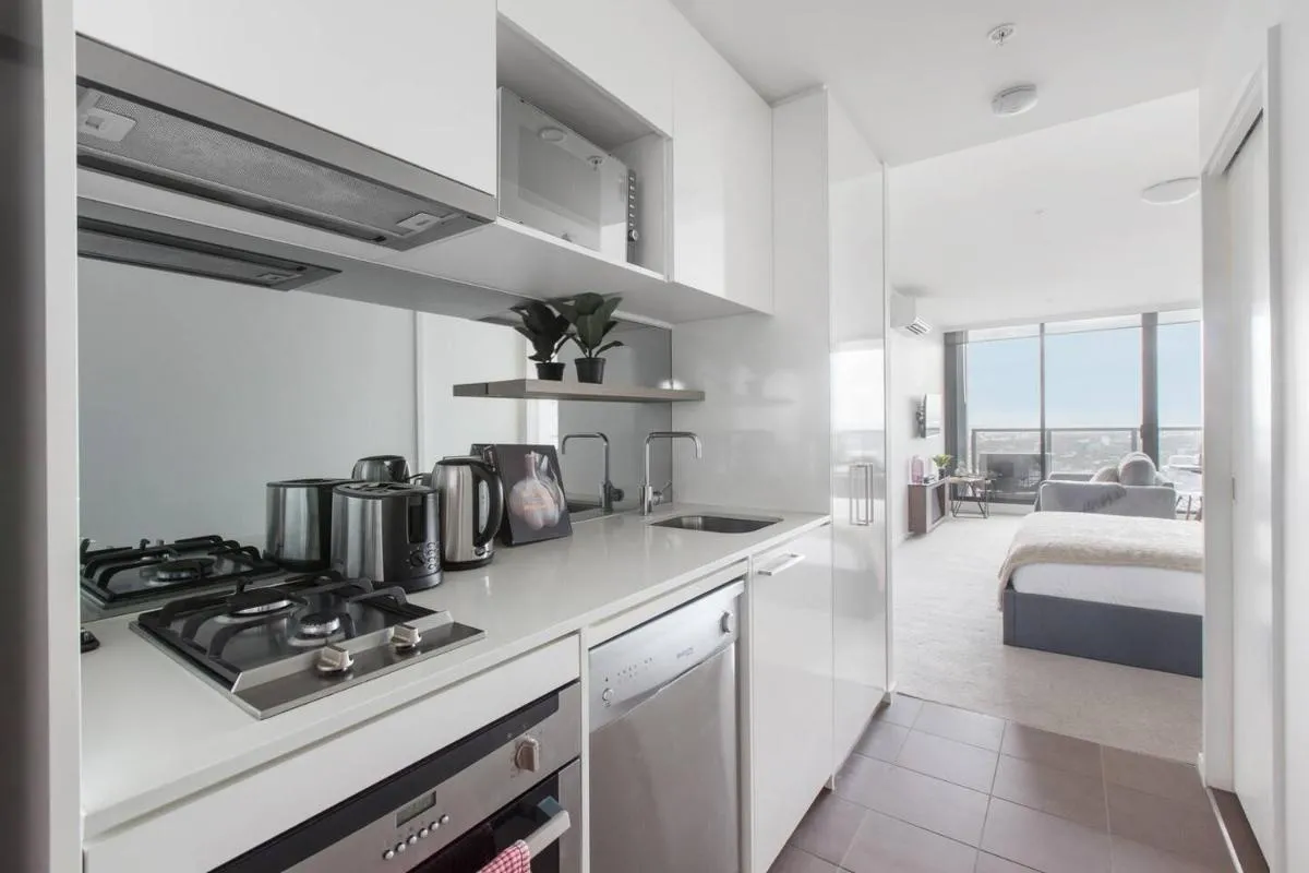 Stylish Studio on 28th Floor with Panoramic Views — 4