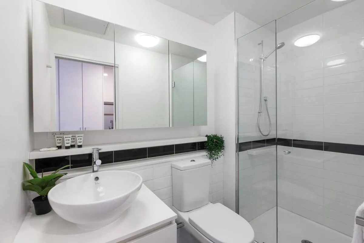 Stylish Studio on 28th Floor with Panoramic Views — 3