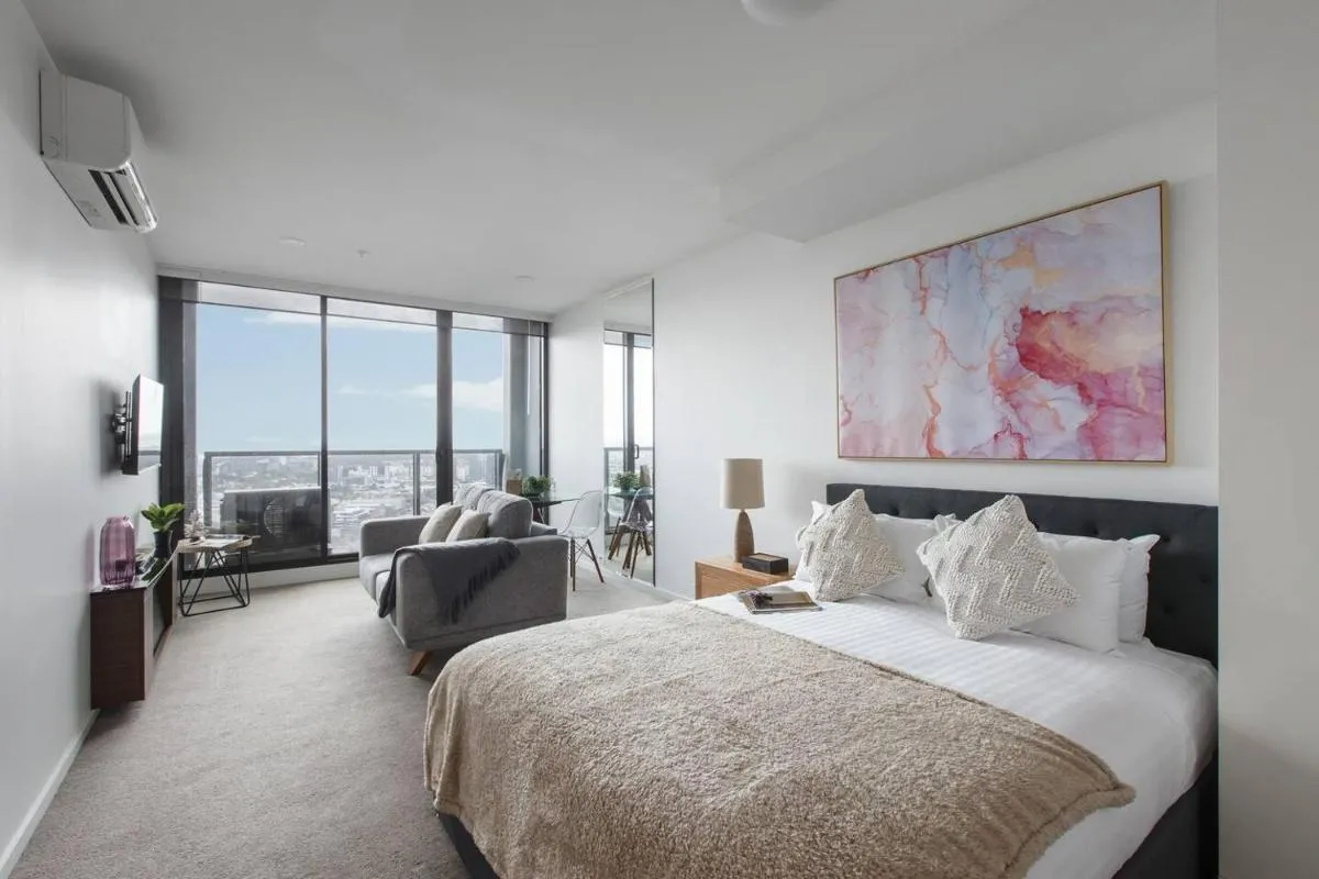 Stylish Studio on 28th Floor with Panoramic Views — 2