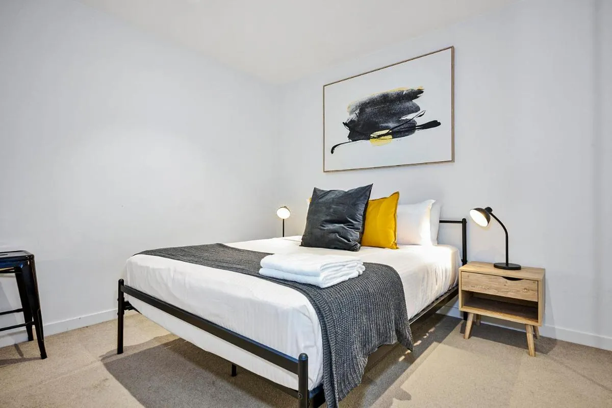 Sunny Southbank Retreat: 2-Bed Haven with City Views — 2