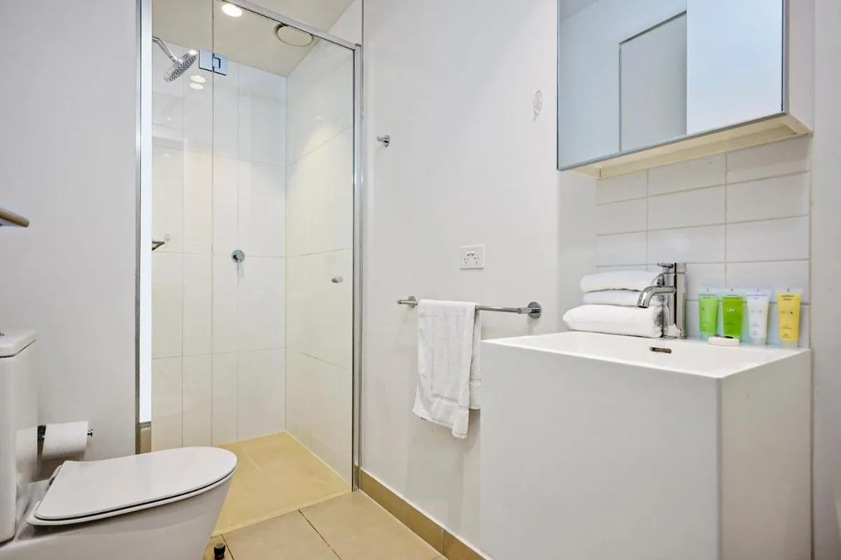 Sunny Southbank Retreat: 2-Bed Haven with City Views — 3