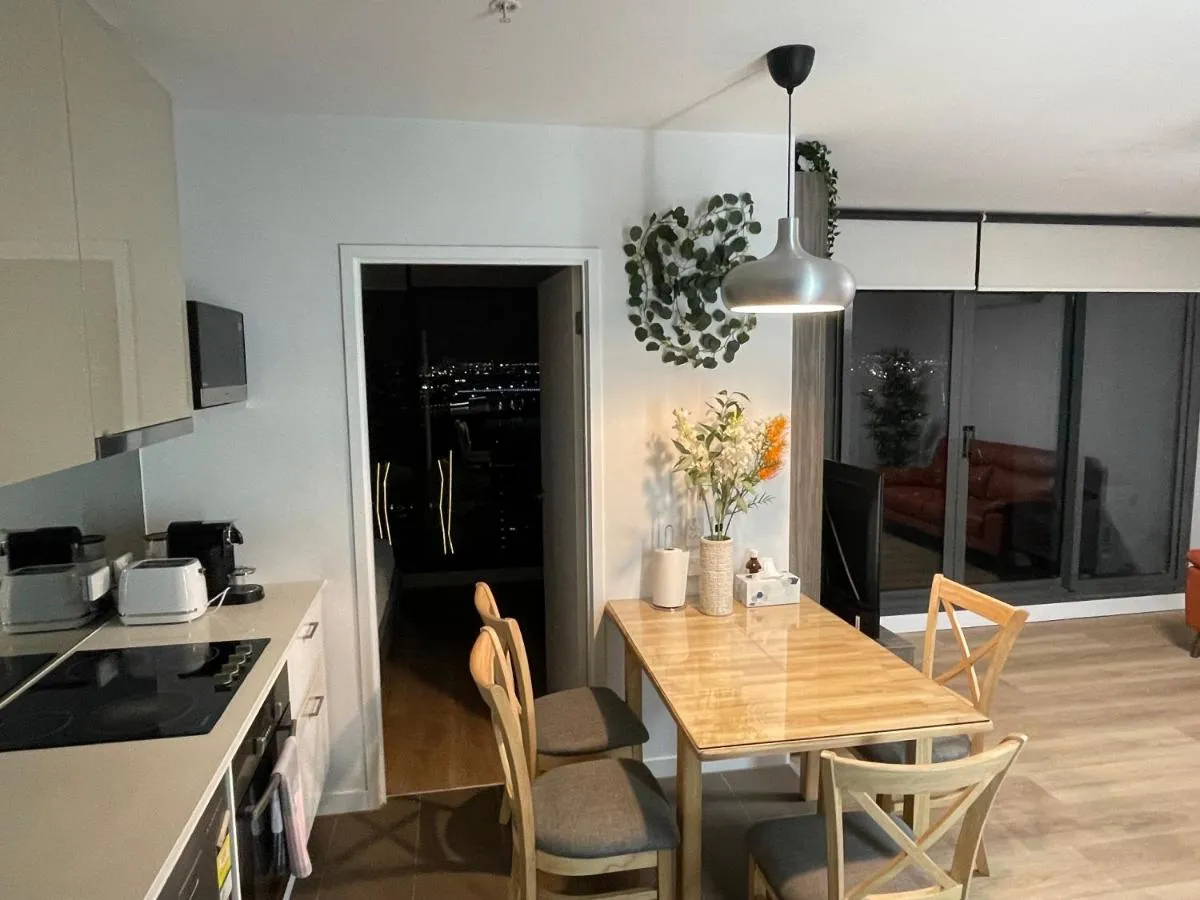 Super Luxury 2 bedroom Apt Well Furnished with Marvellous Views Convenient Location 1 Free Parking — 5