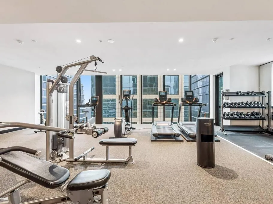 Superb CityView 2B2B apt CBD with Gym — 5