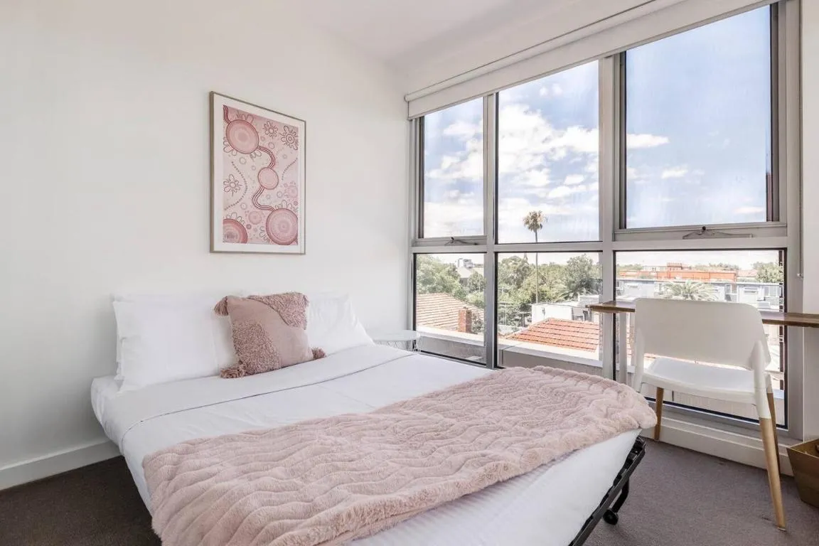 ‘The Cherry Charm’ Homey Retreat near St Kilda Beach