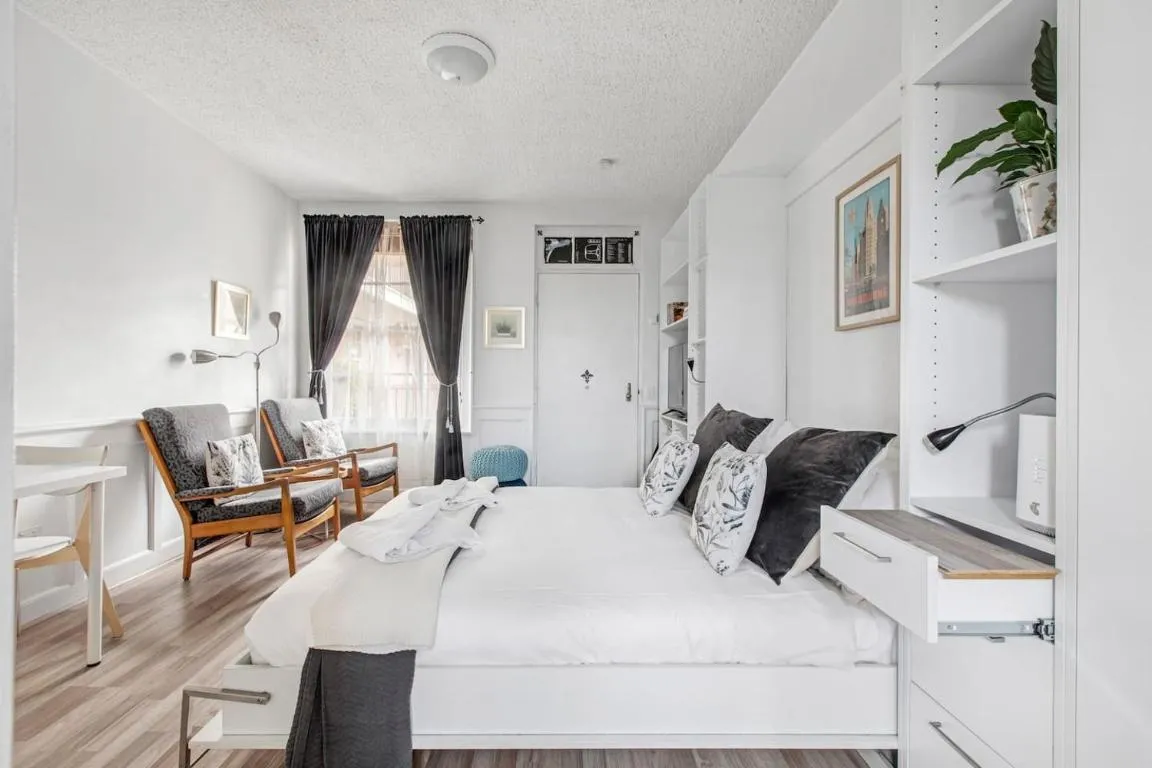 The Little Royal – A Carlton Gardens Studio