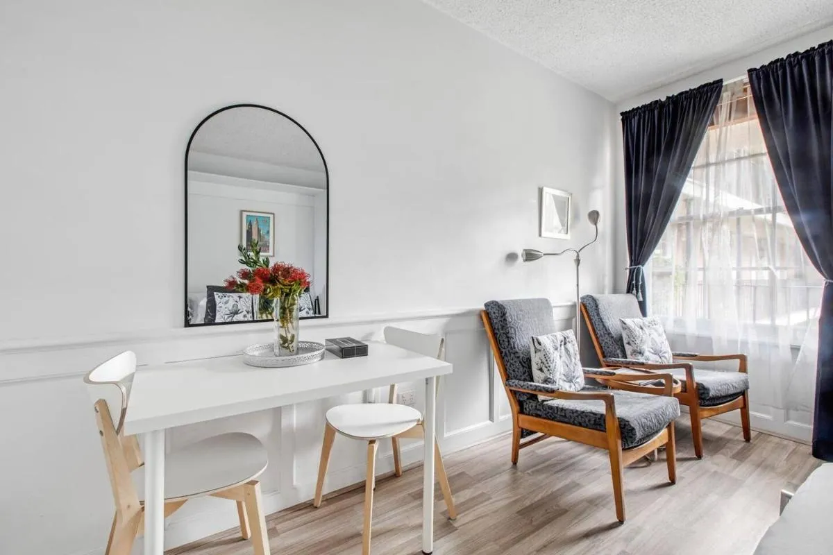 The Little Royal – A Carlton Gardens Studio — 4