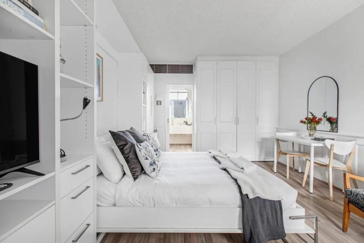 The Little Royal – A Carlton Gardens Studio — 2