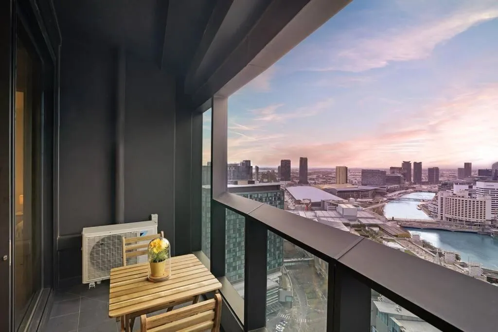 The Pearl on Southbank -City & Yarra River View221 — 5