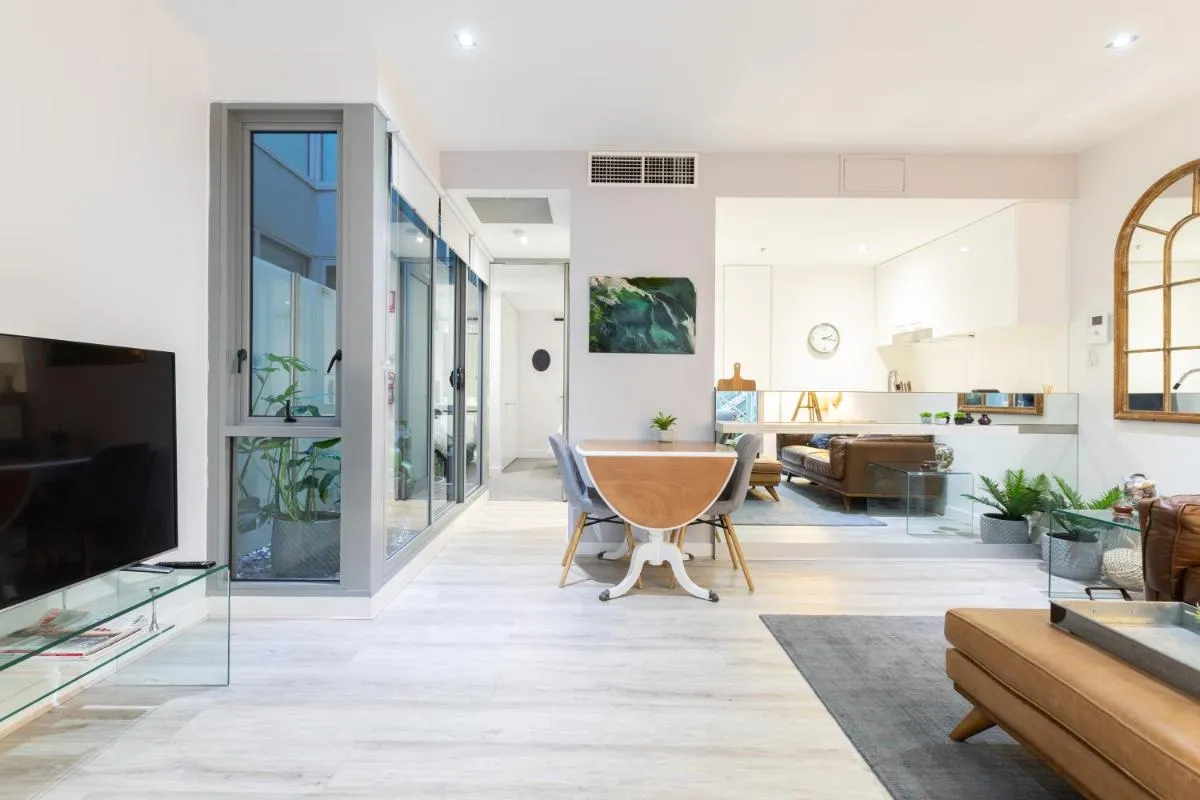 The Port Melbourne Experience — 5