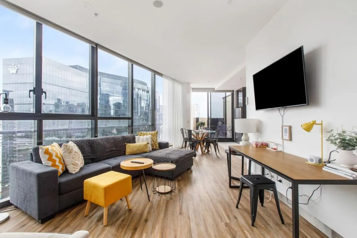 ‘The Summit’ Chic Sky-high Serenity near the CBD