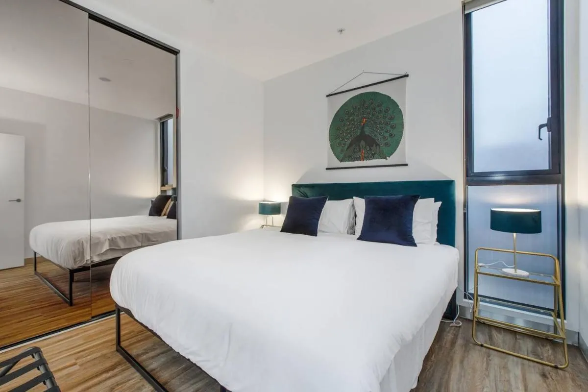 ‘The Summit’ Chic Sky-high Serenity near the CBD — 2