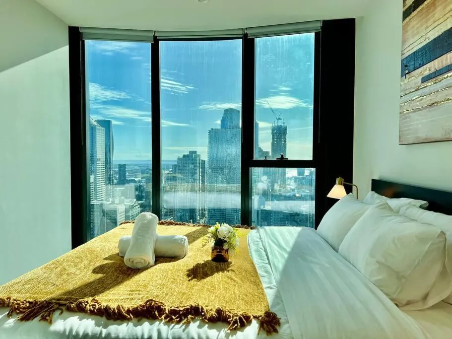 Top Location Apt with StrategyView Near Everything — 4