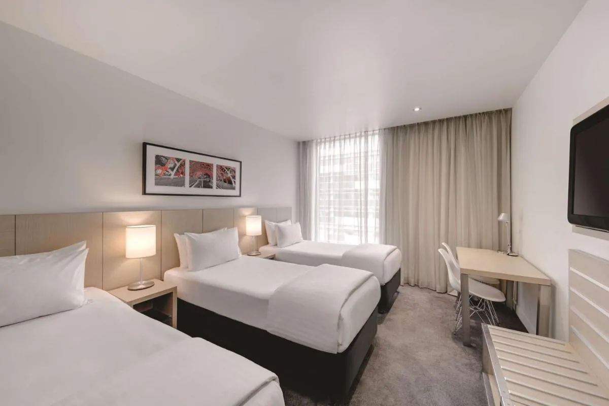 Travelodge Hotel Melbourne Docklands — 2