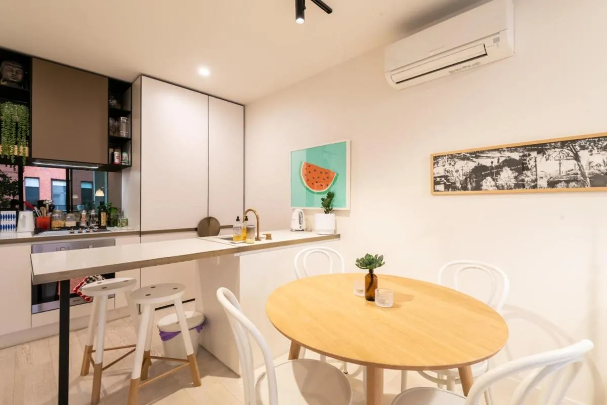 Trendy 1 Bedroom Apartment in the Heart of Collingwood — 5