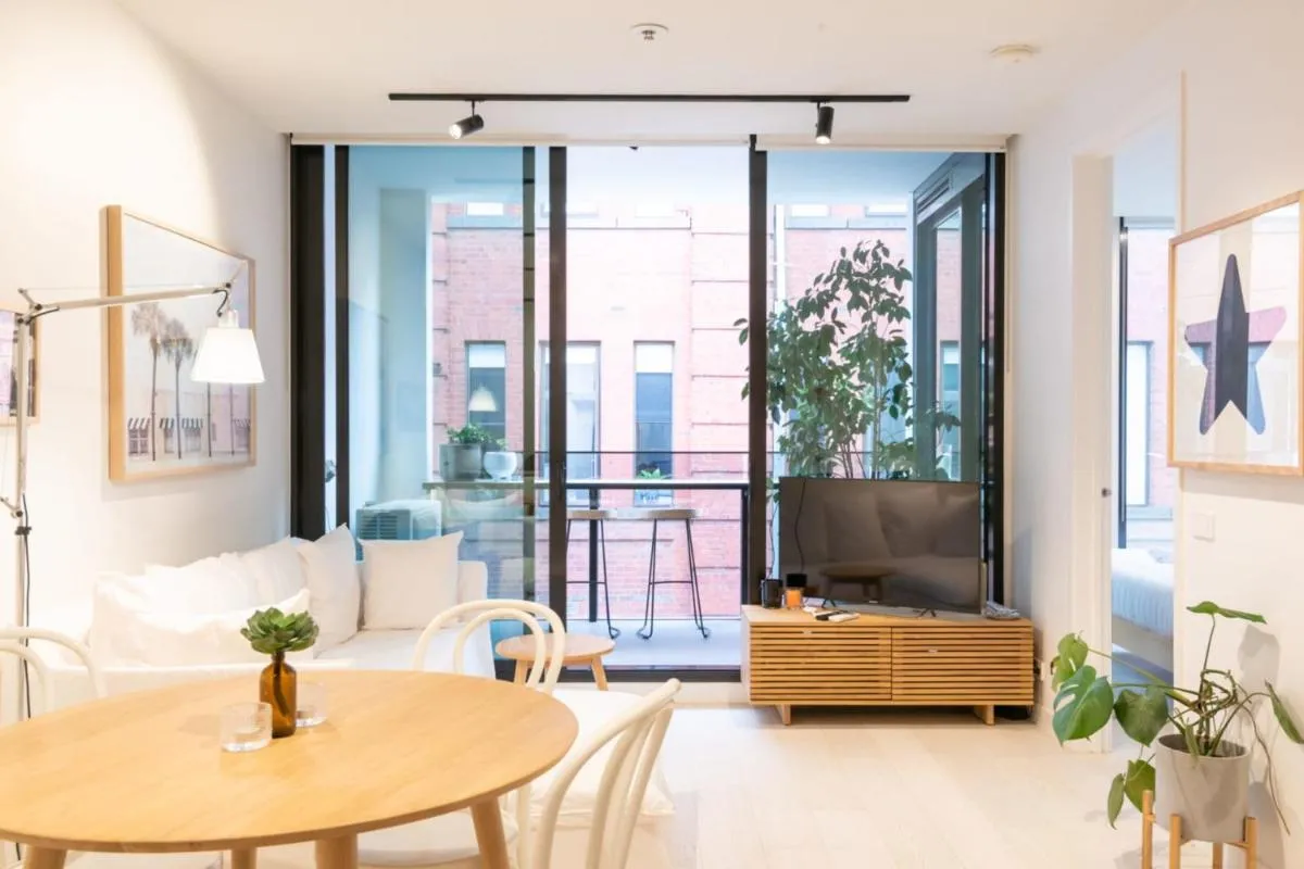 Trendy 1 Bedroom Apartment in the Heart of Collingwood — 4