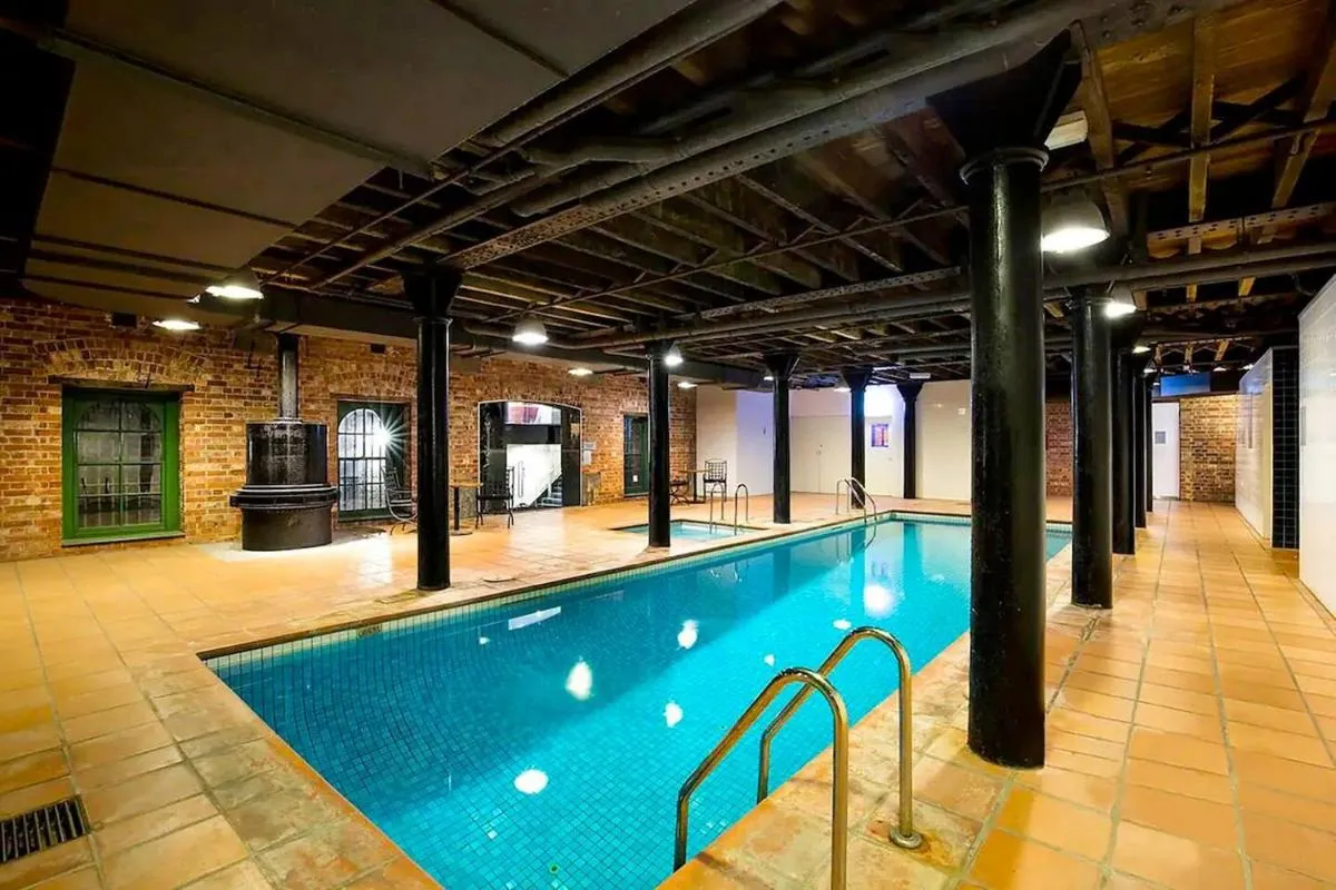 Ultra-chic Top Floor New York Style Loft Apartment — 4