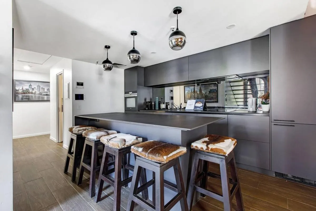 Ultra-chic Top Floor New York Style Loft Apartment — 5