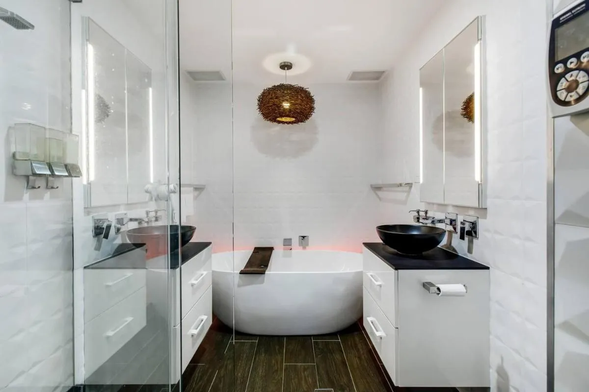 Ultra-chic Top Floor New York Style Loft Apartment — 3