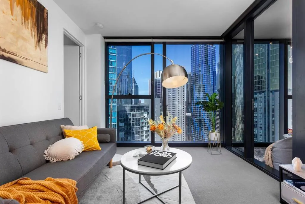 Unique & Spacious Retreat – Cozy Balcony City View