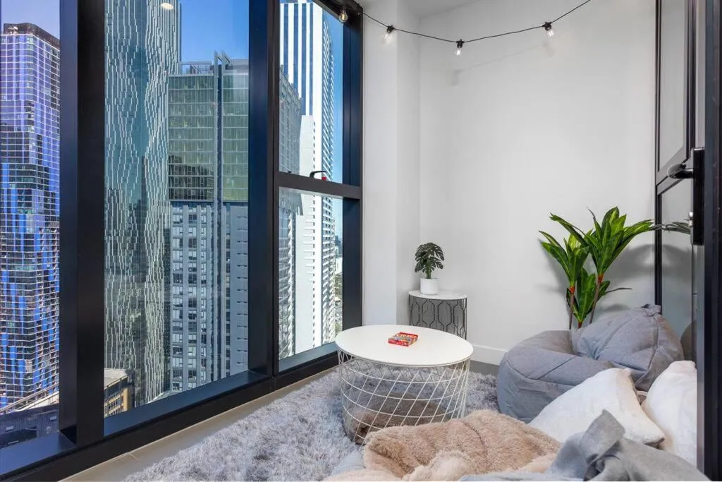 Unique & Spacious Retreat – Cozy Balcony City View — 3