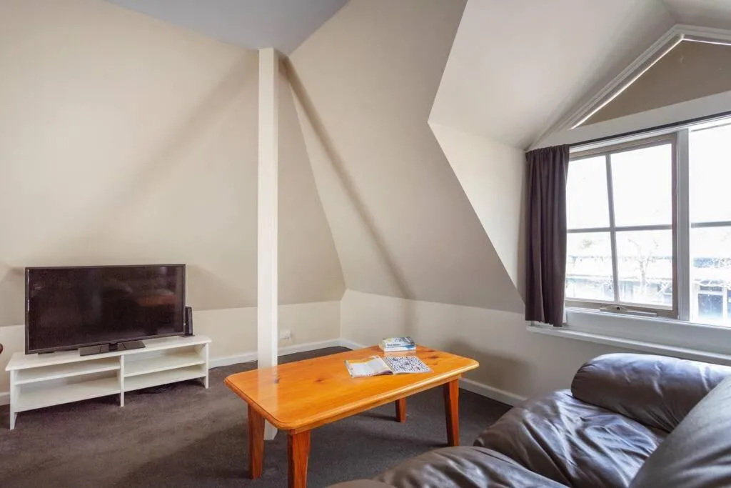 Upstairs Studio Apartment with street access — 5